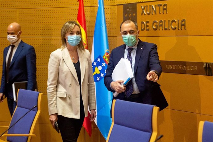 Los conselleiros de Política Social, Fabiola García, y de Sanidade, Julio García Comesaña, presentan en rueda de prensa el cribado de residencias semanal
