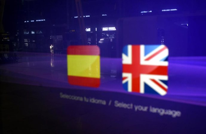 Detalle de banderas españolas y británicas en la terminal T1 del Aeropuerto de Madrid