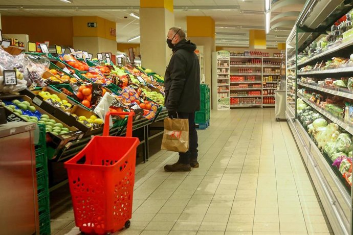 Un hombre en la sección de frutería de un supermercado de Madrid (España), a 12 de enero de 2021
