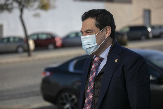 El presidente de la Junta, Juanma Moreno (i).