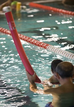 Jarduera igerileku batean.