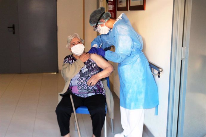 Carmen Gómez ha sido la primera persona en recibir la segunda dosis de la vacuna de Pfizer en la Comunitat Valenciana, en la residencia Verge del Miracle de Rafelbunyol (Valencia)