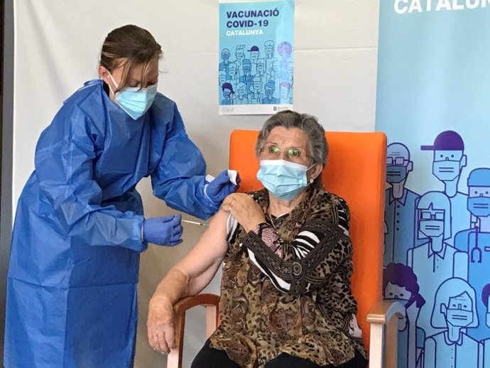 Leocdia Peña, la primera a rebre la segona dosi de la vacuna de Pfizer de Covid-19 a Catalunya.