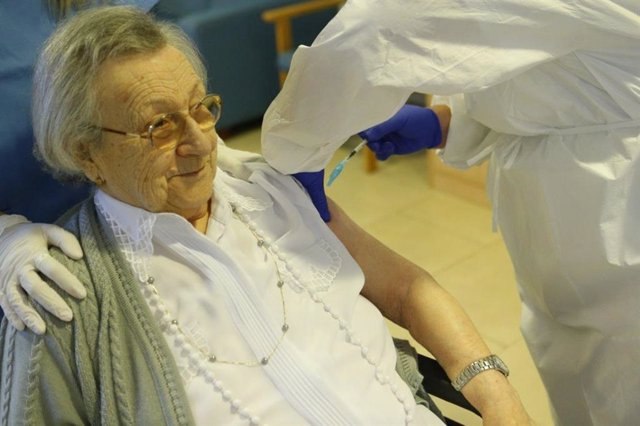 Avelina Serrano, de 94 anys y usuaria de la  residencia Oms-Sant Miquel de Palma, la primera vacunada contra la COVID-19 en Baleares. En Palma, a fecha 17 de enero de 2021.