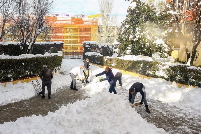 Vecinos de la localidad de Pozuelo de Alarcón ayudan a retirar la nieve de las calles en Madrid (España).
