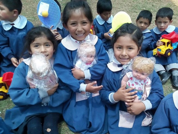 Niñas con los juguetes que han recibido gracias a la campaña 'Un Juguete, Una Ilusión'