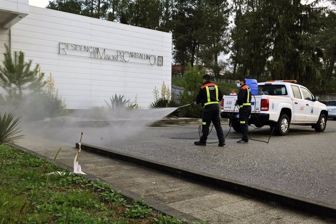 Operarios del Grupo Municipal de Emergencias desinfectan la fachada de la Residencia de Mayores de O Carballiño