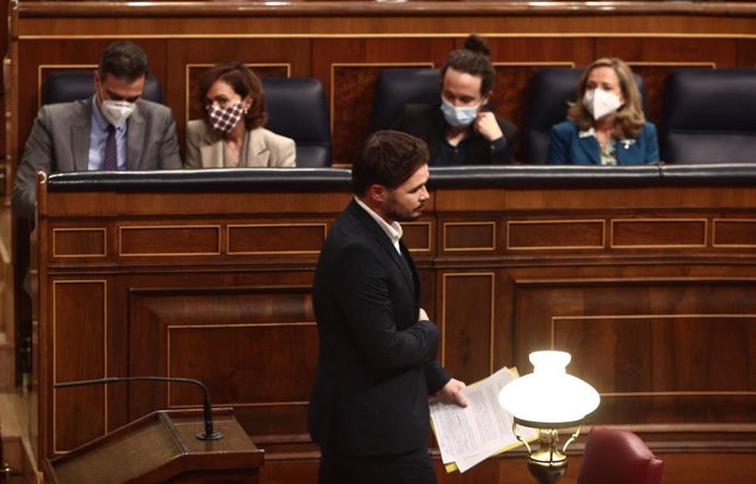 El portavoz de ERC, Gabriel Rufián, pasa por delante del presidente Pedro Sánchez y las vicepresidentas Carmen Calvo, Pablo Iglesias y Nadia Calviño, en una sesión plenaria del Congreso