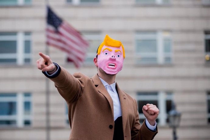 Una persona con una máscara del presidente estadoundiense, Donald Trump