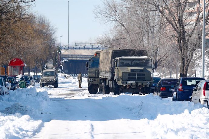 Un camión de la Unidad Militar de Emergencias (UME) colabora en la retirada de nieve y hielo en las inmediaciones del colegio Fuente de la Villa tras la gran nevada provocada por la borrasca 'Filomena', en Valdemoro (Madrid)
