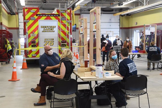 15 January 2021, US, Oconomowoc: Firefighters and other front-line health profession workers receive their doses of the Pfizer-BioNTech COVID-19 vaccine at the Western Lakes Fire Department headquarters. Photo: Mark Hertzberg/ZUMA Wire/dpa