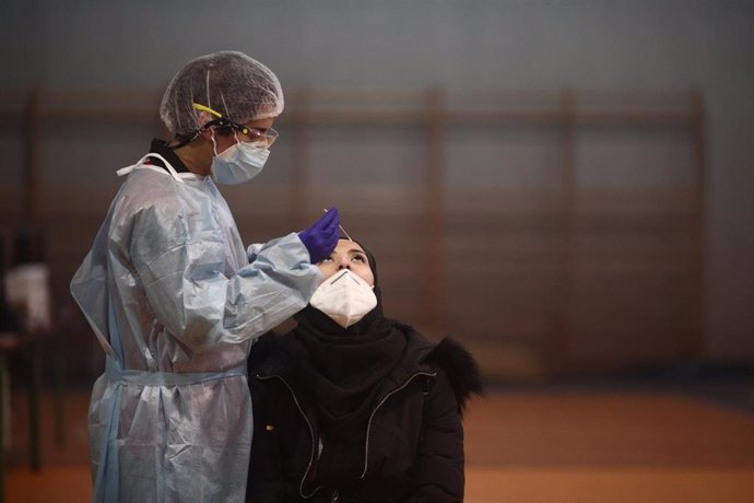 Un sanitario realiza test de antígenos de detección del covid en la Zona Básica de Salud de Felipe II, en Móstoles..