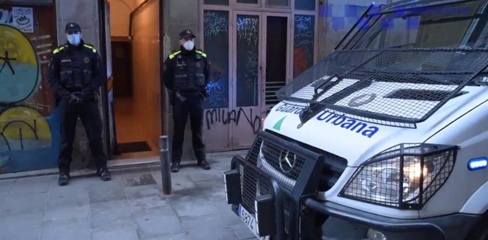 Detinguts dos homes per presumptament vendre droga en el Raval de Barcelona.