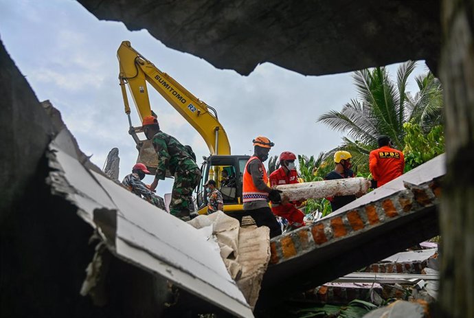 17 January 2021, Indonesia, Mamuju Regency: Rescue workers clear away debris while searching for victims following the earthquake that occurred in Mamuju, West Sulawesi on Friday, 56 were killed and hundreds were injured. Photo: Hariandi Hafid/ZUMA Wire