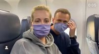 Navalni aterra a Moscou mentre detenen alguns dels seus simpatitzants