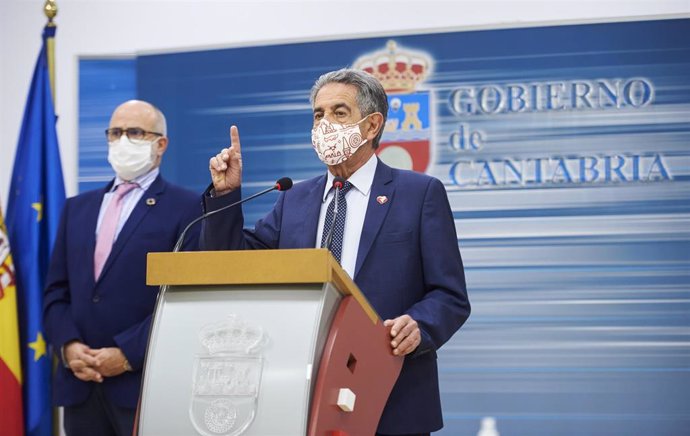 El consejero de Sanidad de Cantabria, Miguel Rodríguez (i) y el presidente de Cantabria, Miguel Ángel Revilla (d)
