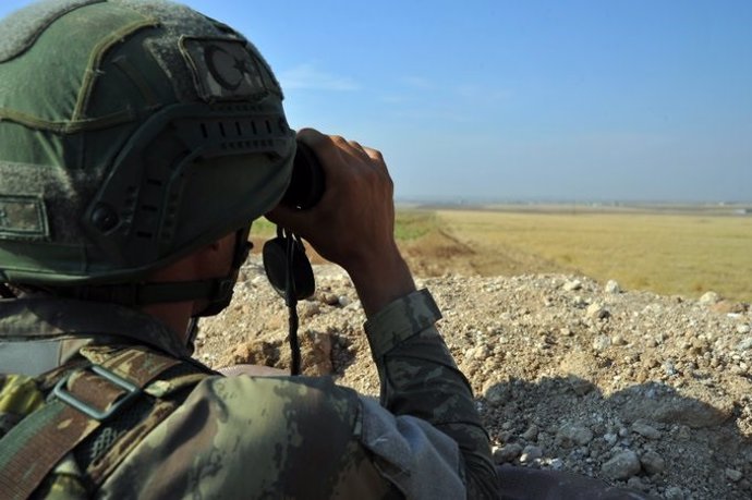 Un militar turco observando con unos prismáticos