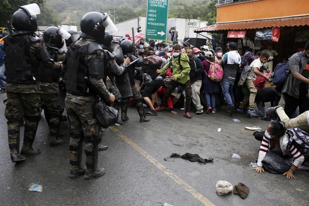 AMP.- Centroamérica.- La Policía de Guatemala logra frenar la caravana de migrantes procedente de Honduras