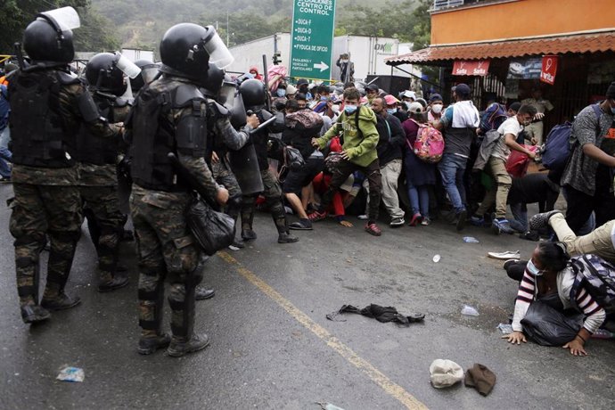 Enfrentamientos entre policías y migrantes de una caravana con destino a Estados Unidos en Guatemala