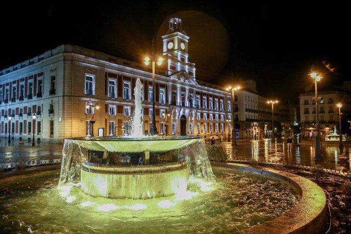 La Puerta del Sol se muestra vacía y sin gente durante la primera noche de toque de queda en Madrid (España), a 26 de octubre de 2020. El Gobierno central anunció el pasado domingo la aprobación del estado de alarma para toda España, que entró en vigor 