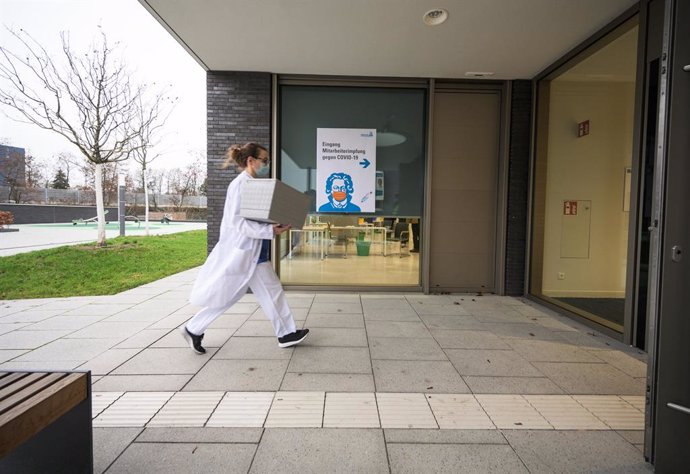 Una trabajadora sanitaria transporta una caja con vacunas contra el coronavirus en Alemania