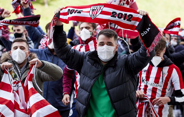 Athletic Club supports during the arrival of the Athletic Club de Bilbao at Bilbao airport with the Champions trophy after winning the Spanish Soccer Super Cup against FC Barcelona, on January 18, 2021, in Bilbao, Spain.