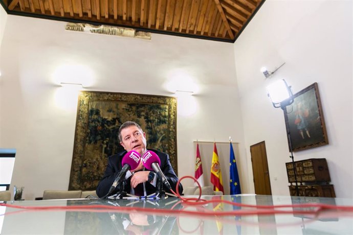 El jefe del Ejecutivo regional, Emiliano García-Page, es entrevista en la radio regional, Radio Castilla-La Mancha. (Fotos: D. Esteban González