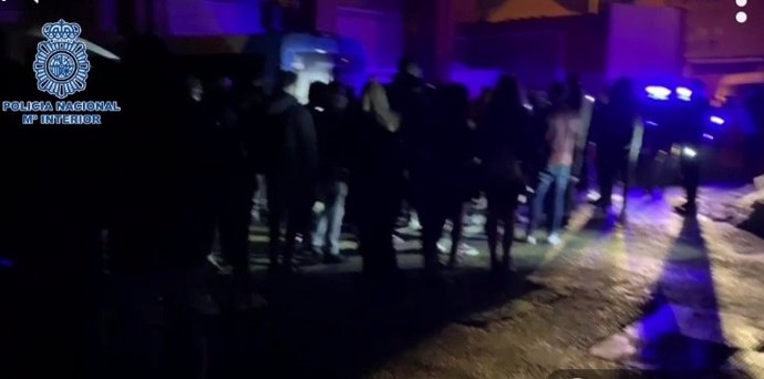 Desalojan de madrugada una discoteca en el madrileño distrito de Puente de Vallecas con más de 100 personas y detenidos sus responsables por impedirles salir