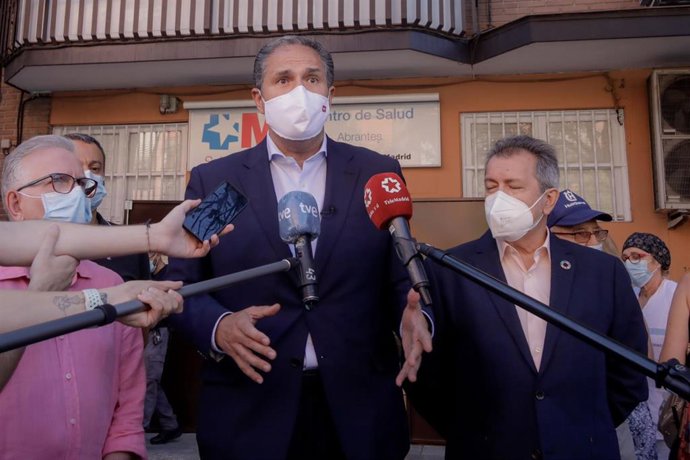 El portavoz adjunto del Grupo Parlamentario Socialista de la Asamblea de Madrid, José Cepeda, informa sobre el desarrollo de la pandemia en el Centro de Salud de Abrantes, en Madrid (España) a 25 de agosto de 2020.