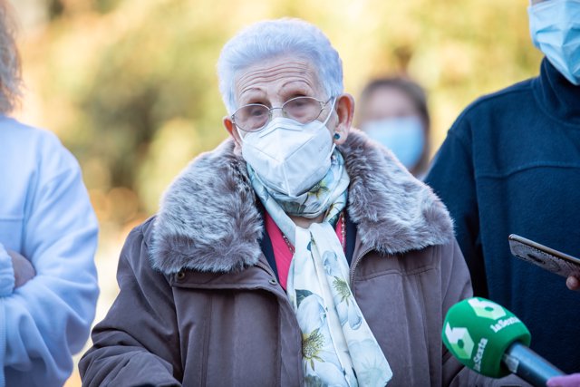 Araceli, de 96 años, que fue la primera mujer en vacunarse contra la Covid-19 en España, ofrece declaraciones a los medios de comunicación tras recibir la segunda dosis.