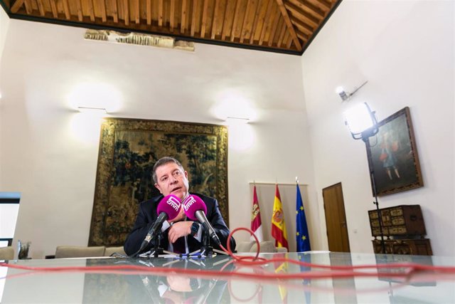El jefe del Ejecutivo regional, Emiliano García-Page, es entrevista en la radio regional, Radio Castilla-La Mancha.