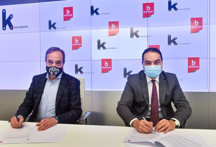 El presidente de bilbaoDendak, Rafael Gardeazabal, y el director de la Red Minorista de Kutxabank en Bizkaia, Xabier Solaeche, firman el convenio.