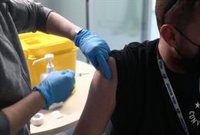 Madrid ha suministrado el 65% de las vacunas recibidas aunque insiste en que no terminan de llegar las dosis