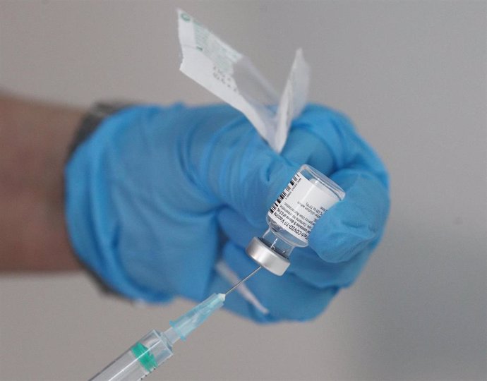 Un enfermero prepara una vacuna antes de inyectársela a un trabajador sanitario en las instalaciones del Hospital Enfermera Isabel Zendal, en Madrid, (España), a 12 de enero de 2021. Hoy es el tercer día que se están administrando vacunas en este hospit