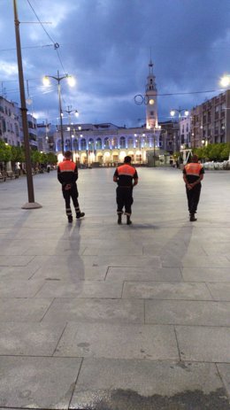 Voluntarios de Protección Civil en el centro de Lucena.