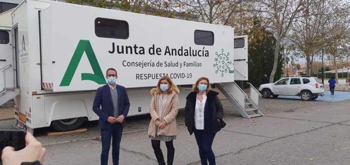 La delegada de Salud de la Junta en Córdoba, María Jesus Botella (centro), ante la unidad móvil que ya realizó los test de antígenos en Pozoblanco (Córdoba) el pasado diciembre, en una imagen de archivo.