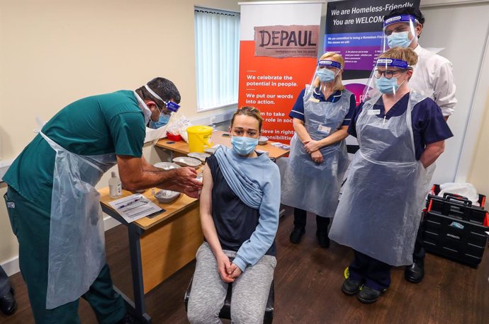 13 January 2021, England, Oldham: Kelly Heney receives an injection of a Covid-19 vaccine at the Depaul UK homeless shelter in Oldham. Photo: Peter Byrne/PA Wire/dpa