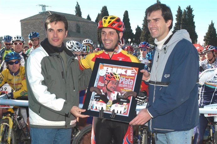 El corredor de bici de montaña José Antonio Hermida, plata en los Juegos de Atenas 2004, homenajeado en la Clásica de Valdemorillo (Madrid).