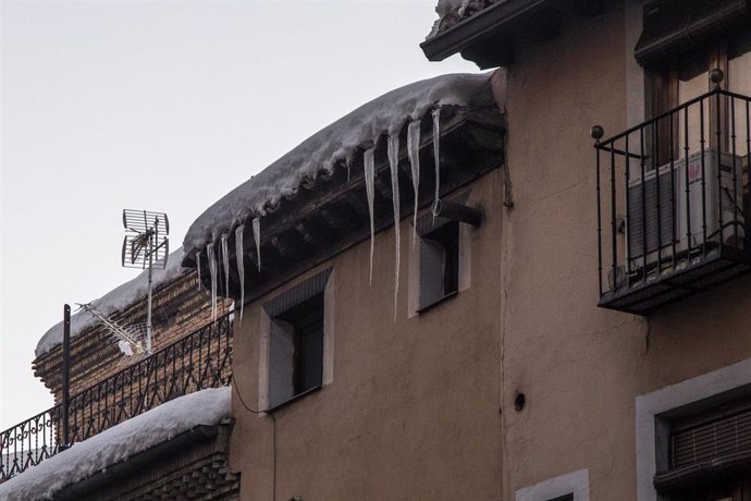 Carámbanos colgados de un tejado de un edificio durante la ola de frío en Toledo, Castilla-La Mancha (España).