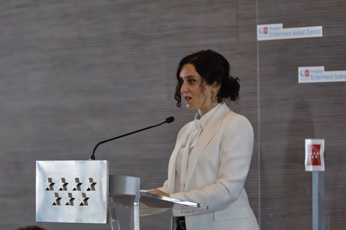 La presidenta de la Comunidad de Madrid, Isabel Díaz Ayuso, ofrece declaraciones a los medios de comunicación, durante la Inauguración del Hospital Isabel Zendal, nuevo recurso de la sanidad pública madrileña, en Madrid (España), a 1 de diciembre de 202