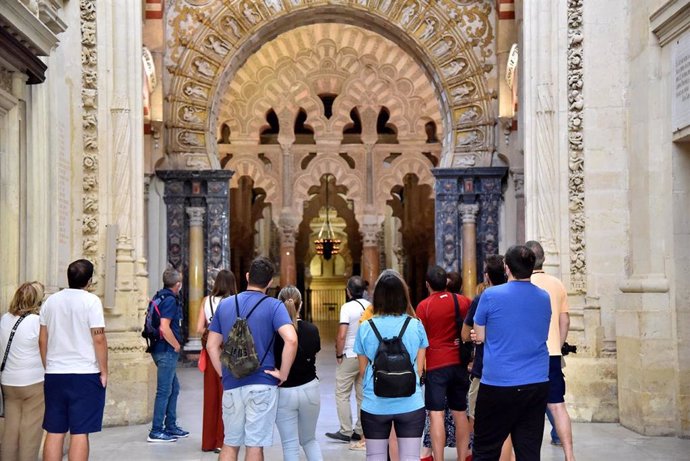 Turistas en el interior de la Mezquita-Catedral, en una imagen de archivo.