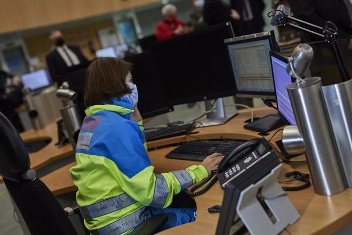 Una empleada en la Agencia de Seguridad y Emergencias de Madrid 112 (ASEM112) en Pozuelo de Alarcón, Madrid (España), a 24 de diciembre de 2020.