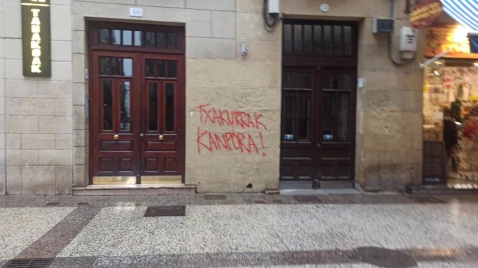 Pintadas contras las Policías en la Parte Vieja donostiarra tras incidentes por las medidas anticovid