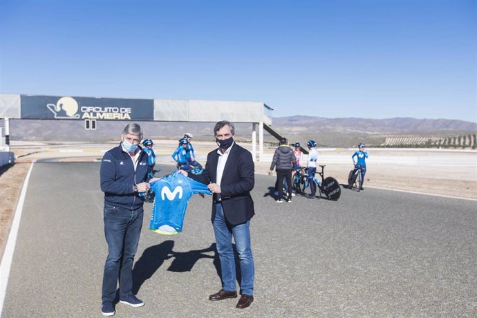 ngel Escobar visita los entrenamiento del Movistar Team en Almería