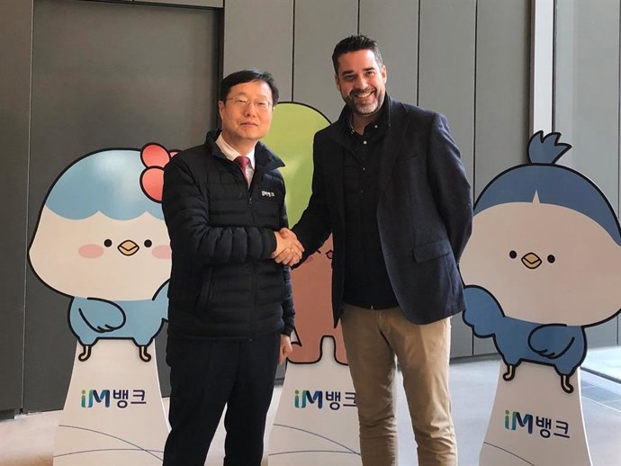 Soong-In Lee, vicepresidente ejecutivo de Daegu Bank, junto a Javier Mira, consejero delegado de FacePhi