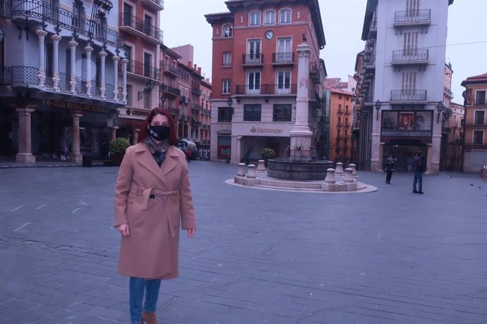 Foto de archivo de la alcaldesa de Teruel, Emma Buj, en la plaza del Torico de Teruel.