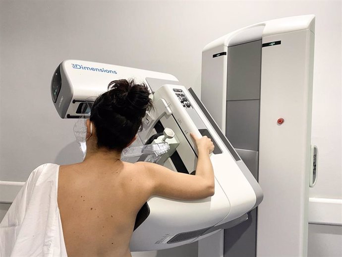 Una paciente se realiza una mamografía en el nuevo mamógrafo instalado en el Hospital Infanta Margarita de Cabra (Córdoba).