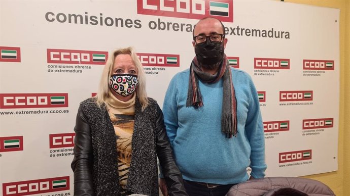 La secretaria general de CCOO Extremadura, Encarna Chacón, y el secretario regional de la Federación de CCOO de Industria, Saturnino Lagar, en rueda de prensa