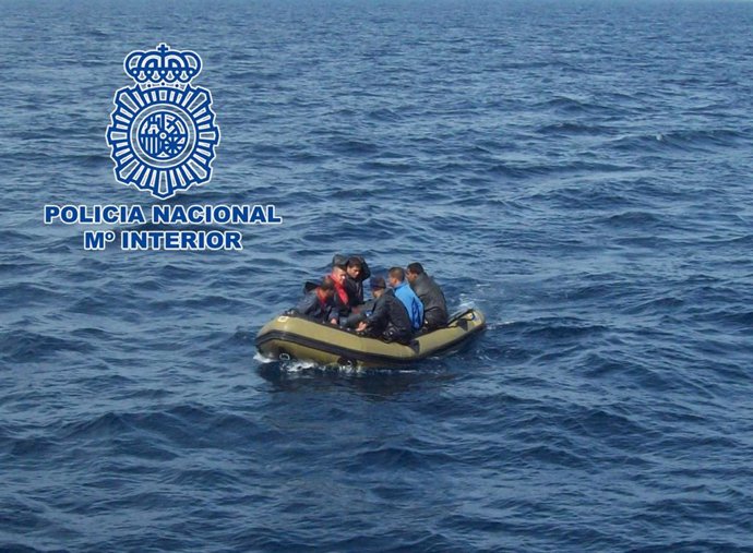 Imagen de archivo de una embarcación neumática relacionada con el tráfico de personas