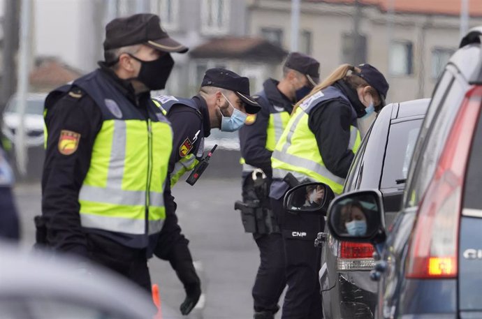 Varios de los agentes de la Policía Local realizando un control de movilidad en la salida de Santiago de Compostela hacia la carretera de Ourense, en el barrio de Castiñeiriño, en Santiago de Compostela, A Coruña, Galicia (España), a 15 de enero de 2020